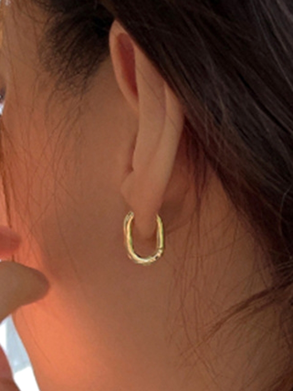 URBAN LOOP-  SLEEK AND CONTEMPORARY GOLD HOOPS