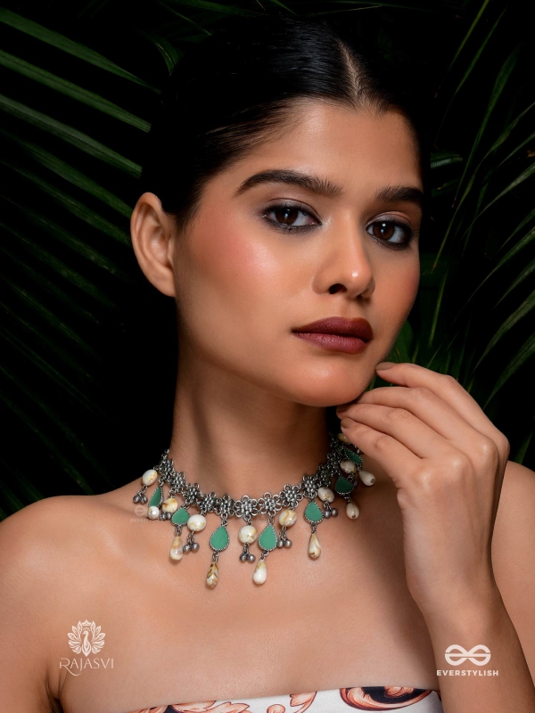 TRIBAL GRACE – EARTHY STONE AND OXIDISED NECKPIECE