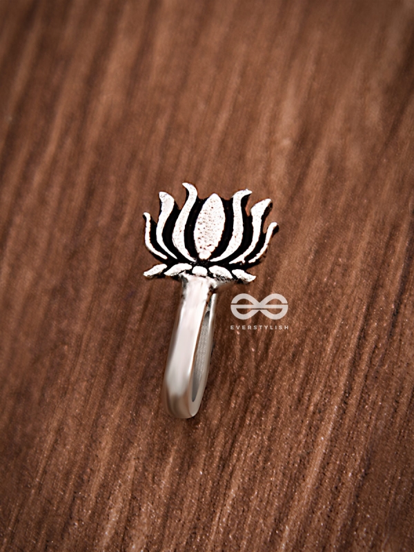 The Little Lotus Non-piercing Boho Nosepin