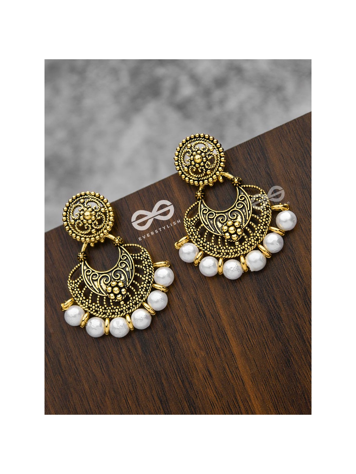 The damsel with power pretty pearl Golden earrings.
