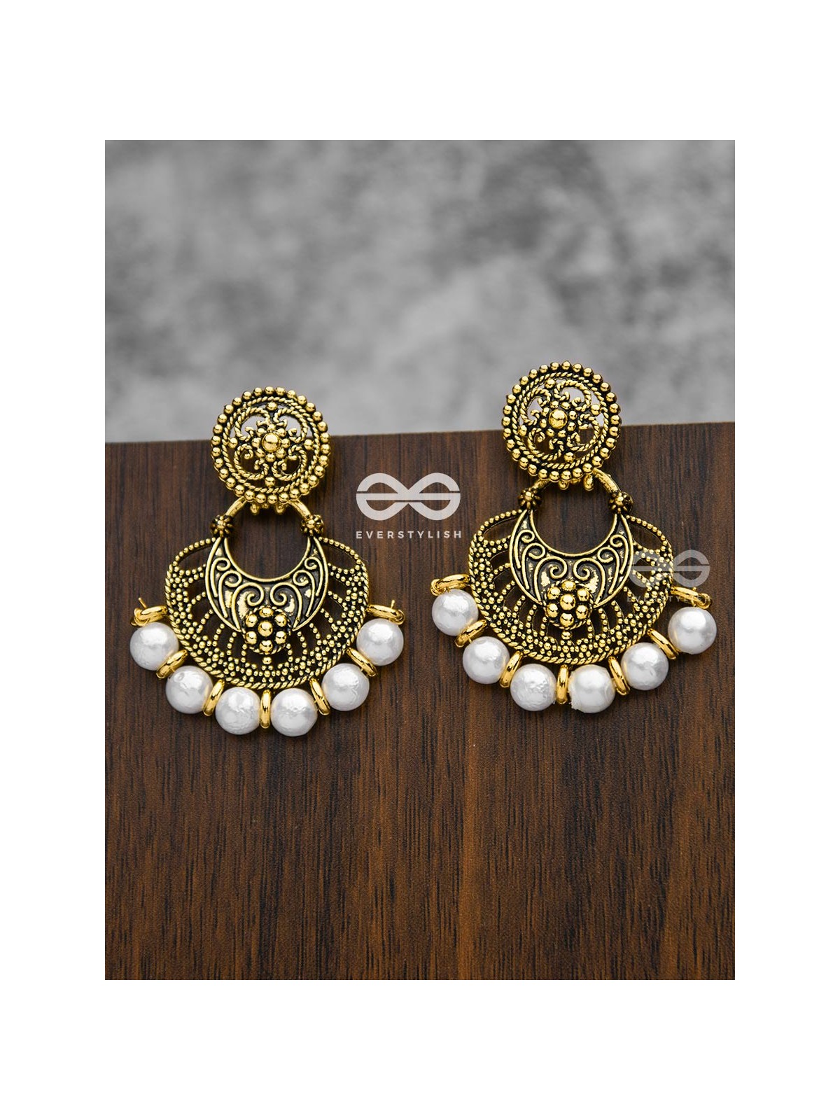 The damsel with power pretty pearl Golden earrings.