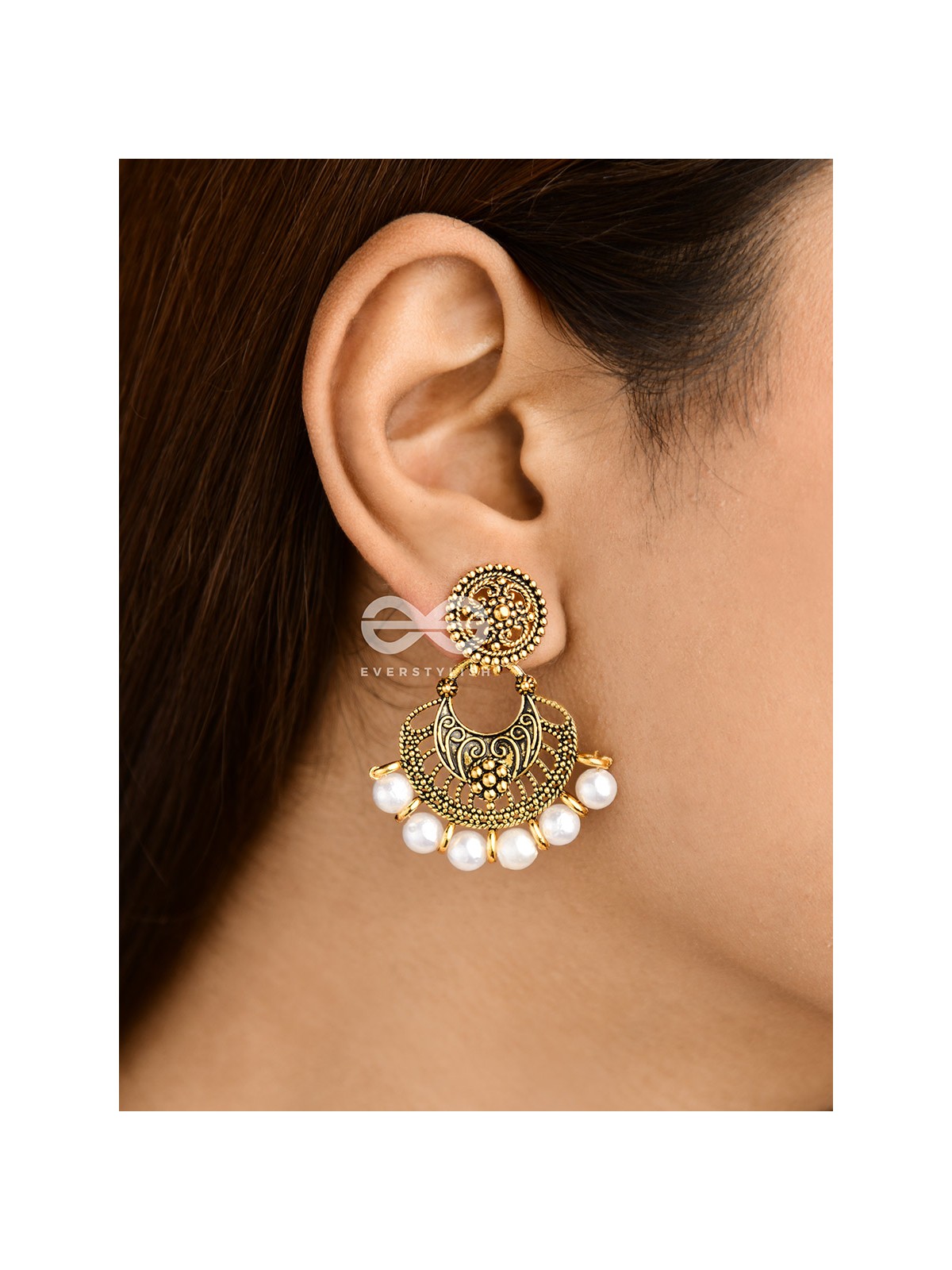 The damsel with power pretty pearl Golden earrings.