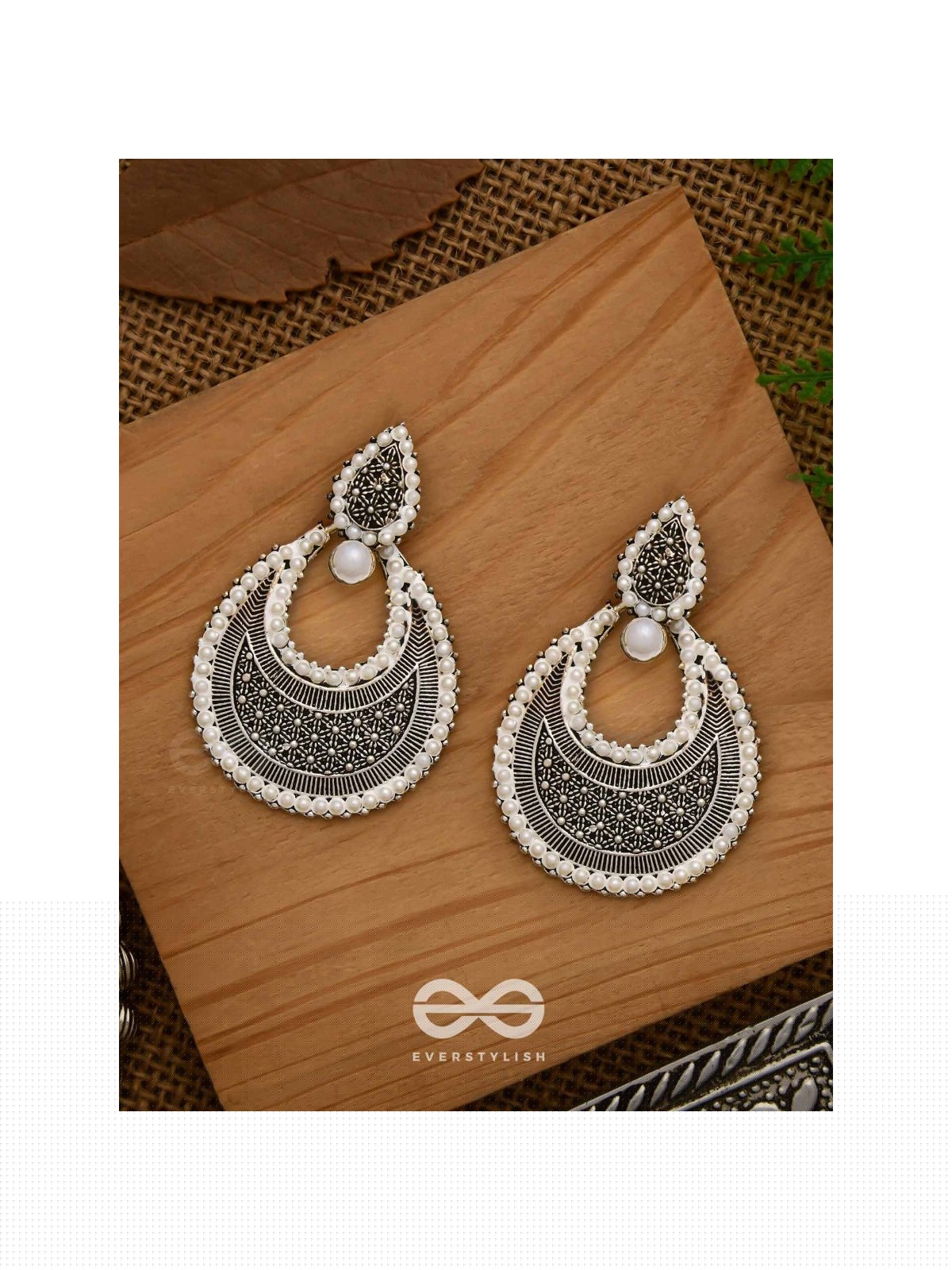 An Elegant Pearl Mesh (Silver) - Embellished Oxidised Collection