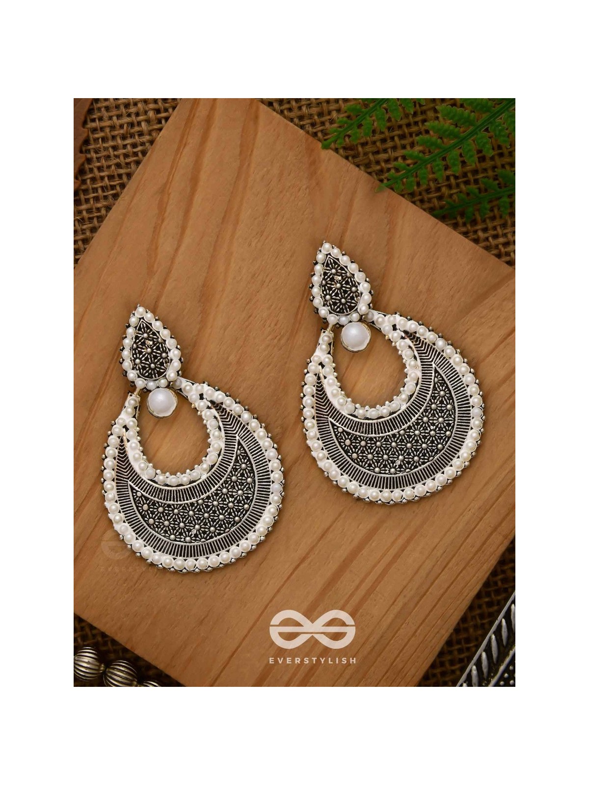 An Elegant Pearl Mesh (Silver) - Embellished Oxidised Collection