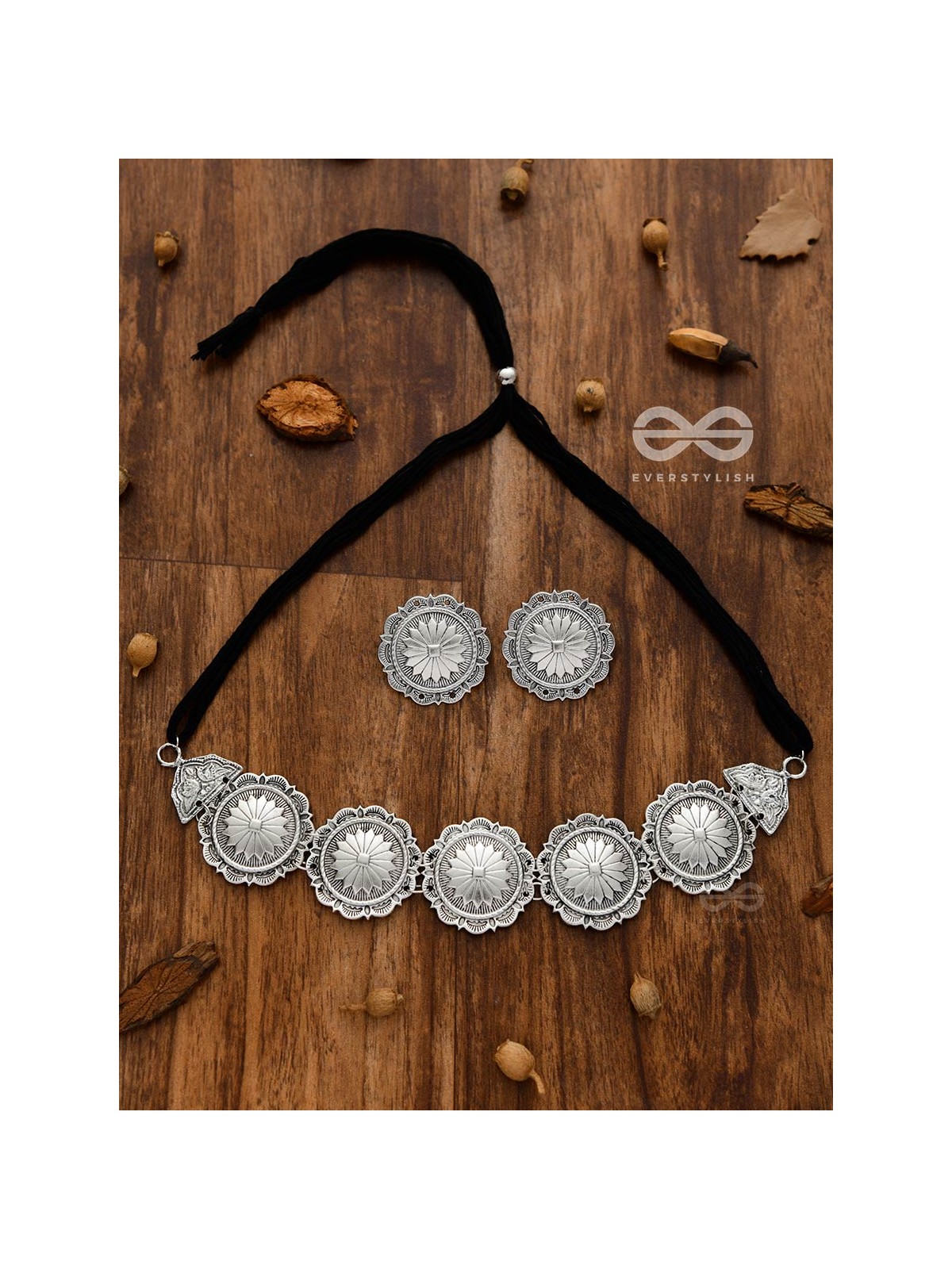 The Emblem of Elegance - Set of Choker and studs