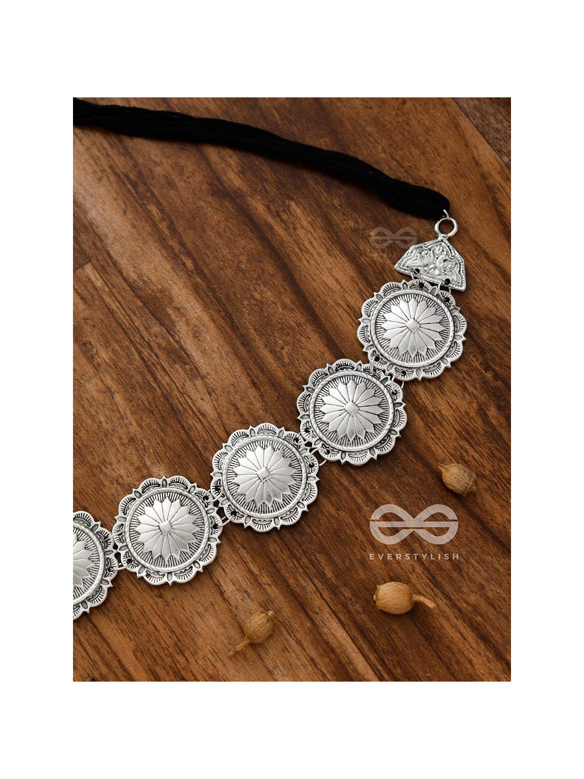 The Emblem of Elegance - Set of Choker and studs