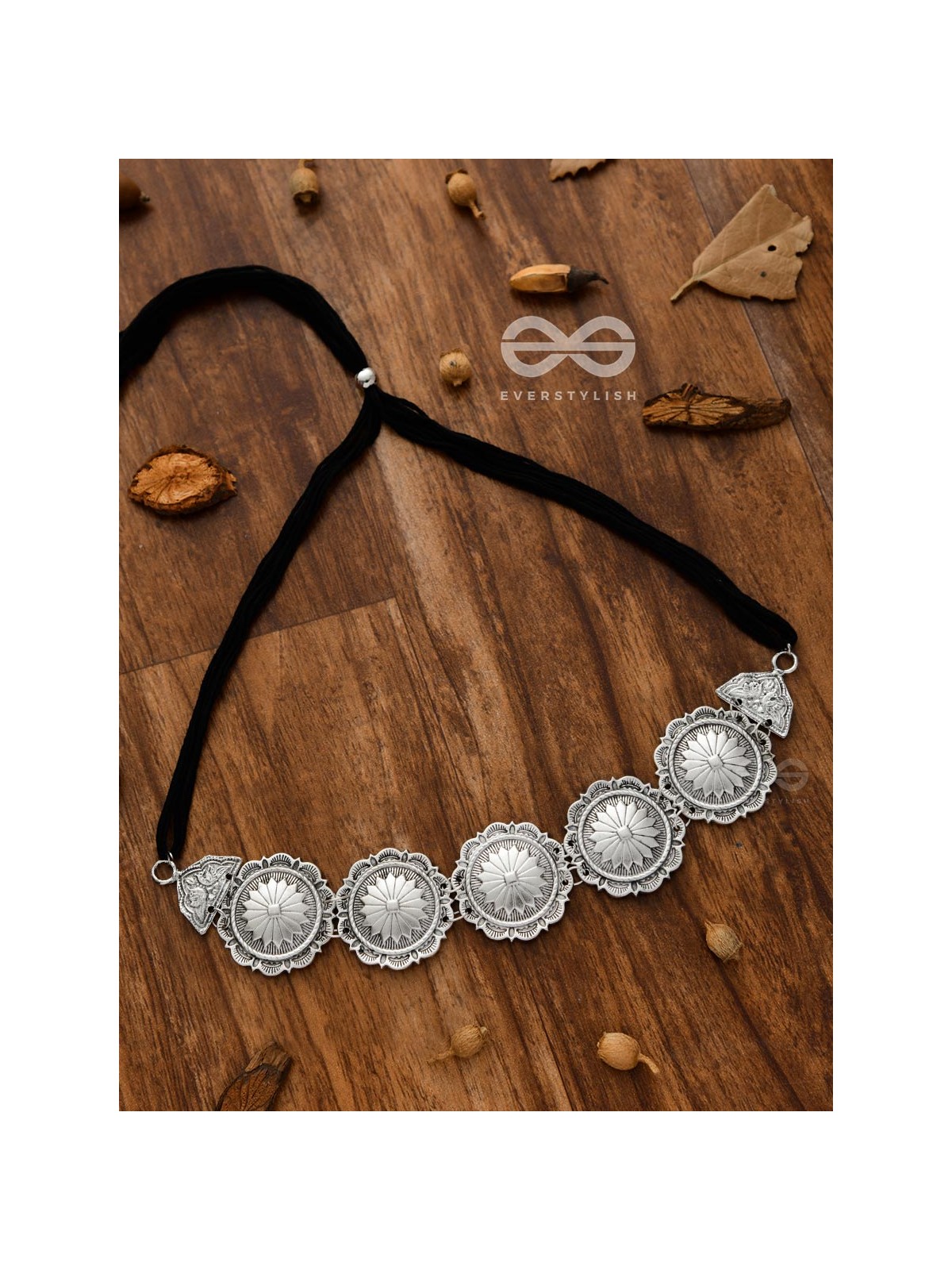 The Emblem of Elegance - Set of Choker and studs