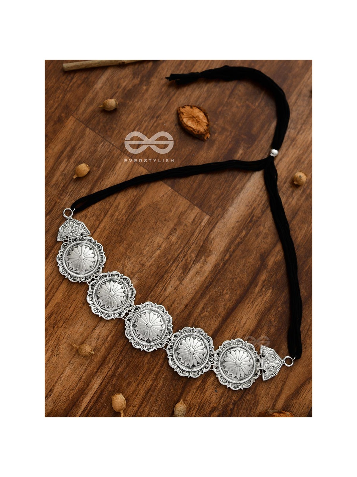 The Emblem of Elegance - Set of Choker and studs