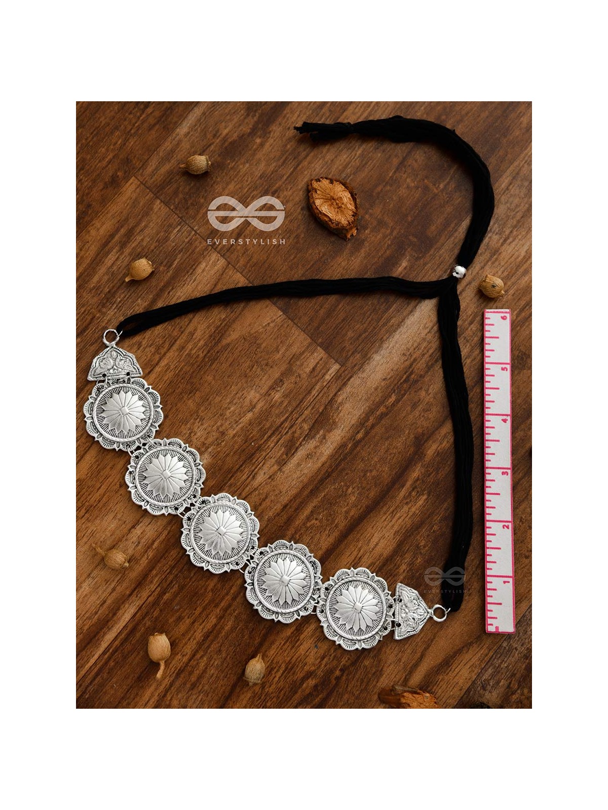 The Emblem of Elegance - Set of Choker and studs