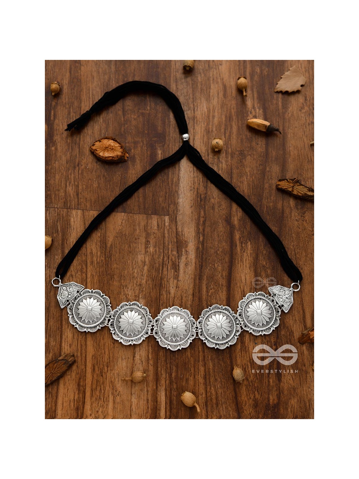 The Emblem of Elegance - Set of Choker and studs