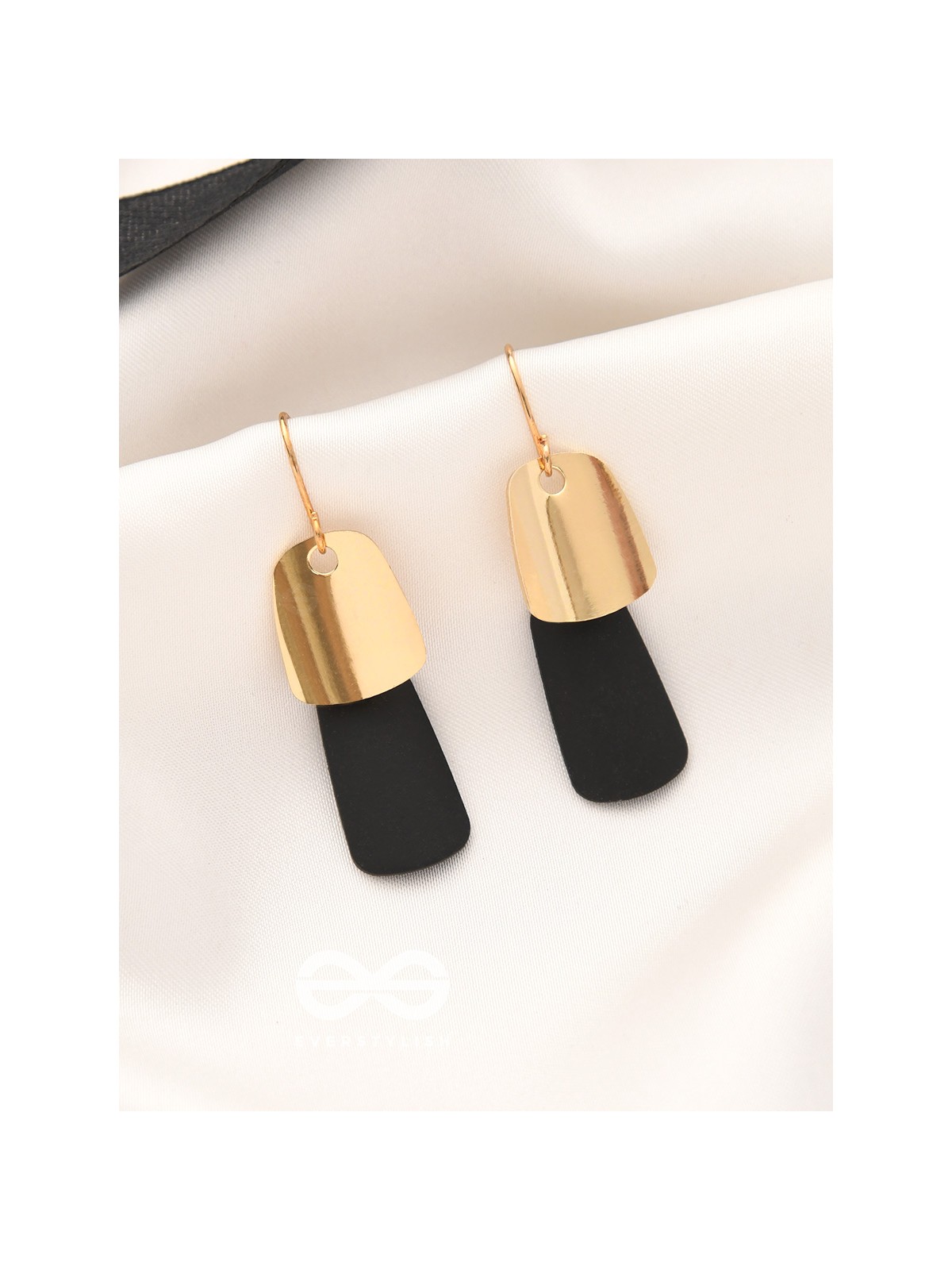 Elemntary Elegance - Golden Casual Earrings