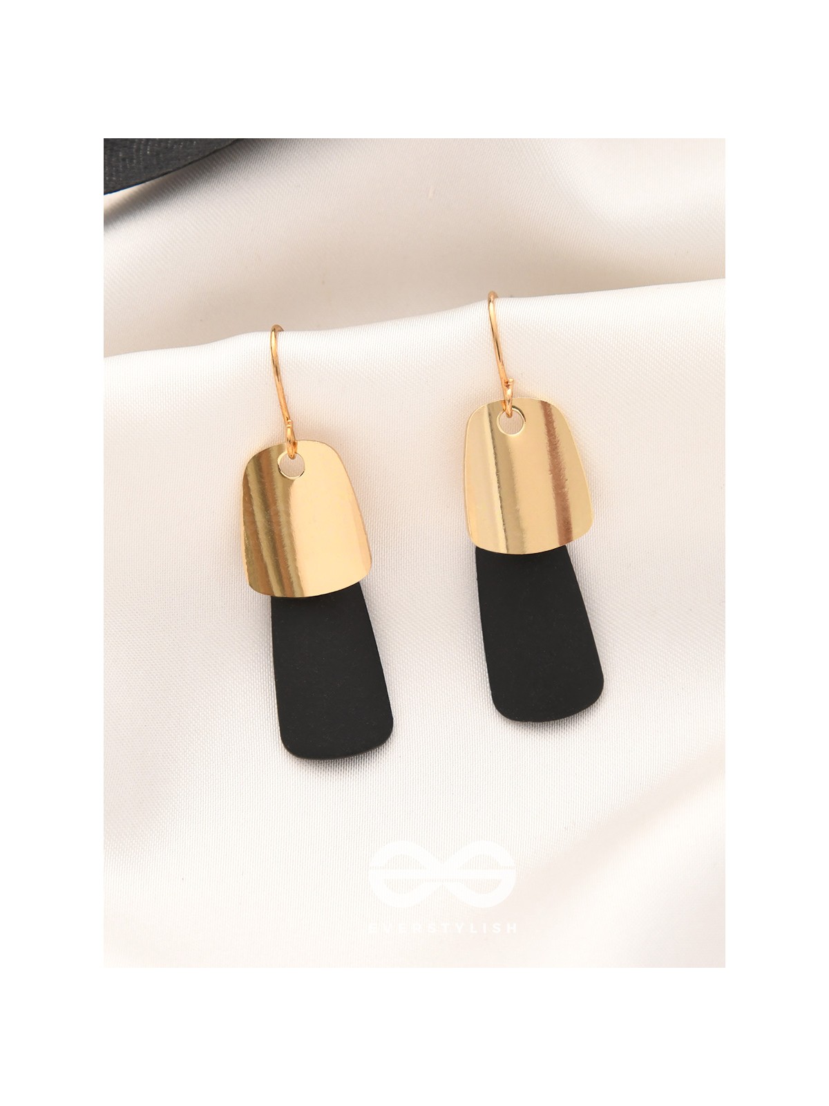 Elemntary Elegance - Golden Casual Earrings