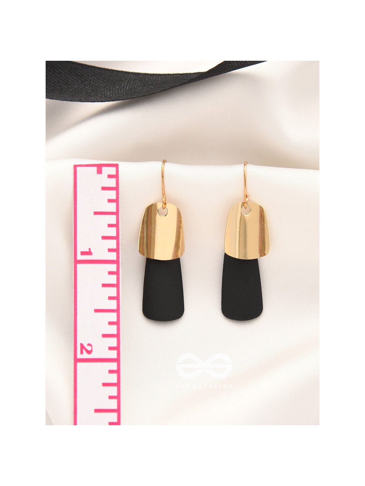 Elemntary Elegance - Golden Casual Earrings