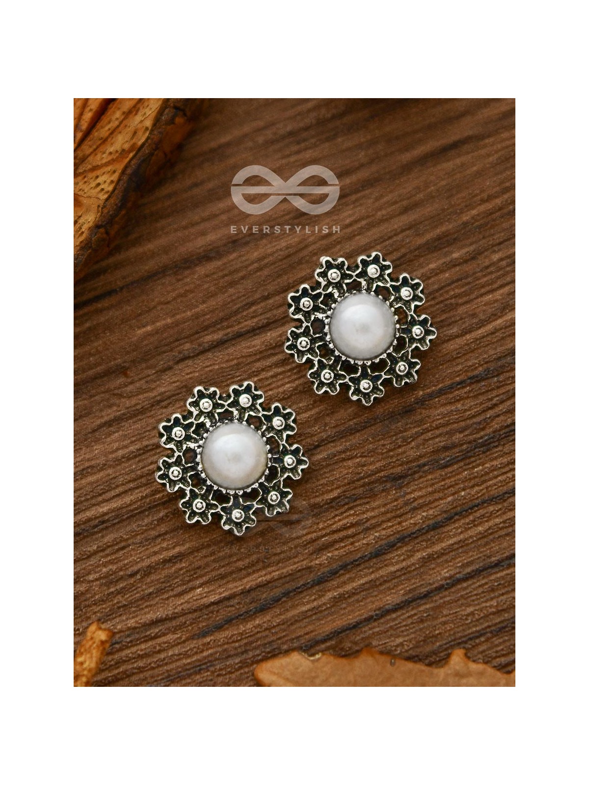 Pearl in a garden - Tiny Trinket Earrings