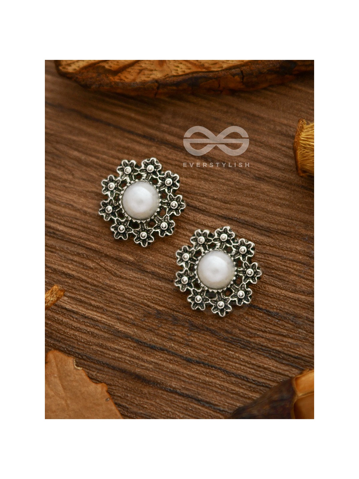 Pearl in a garden - Tiny Trinket Earrings