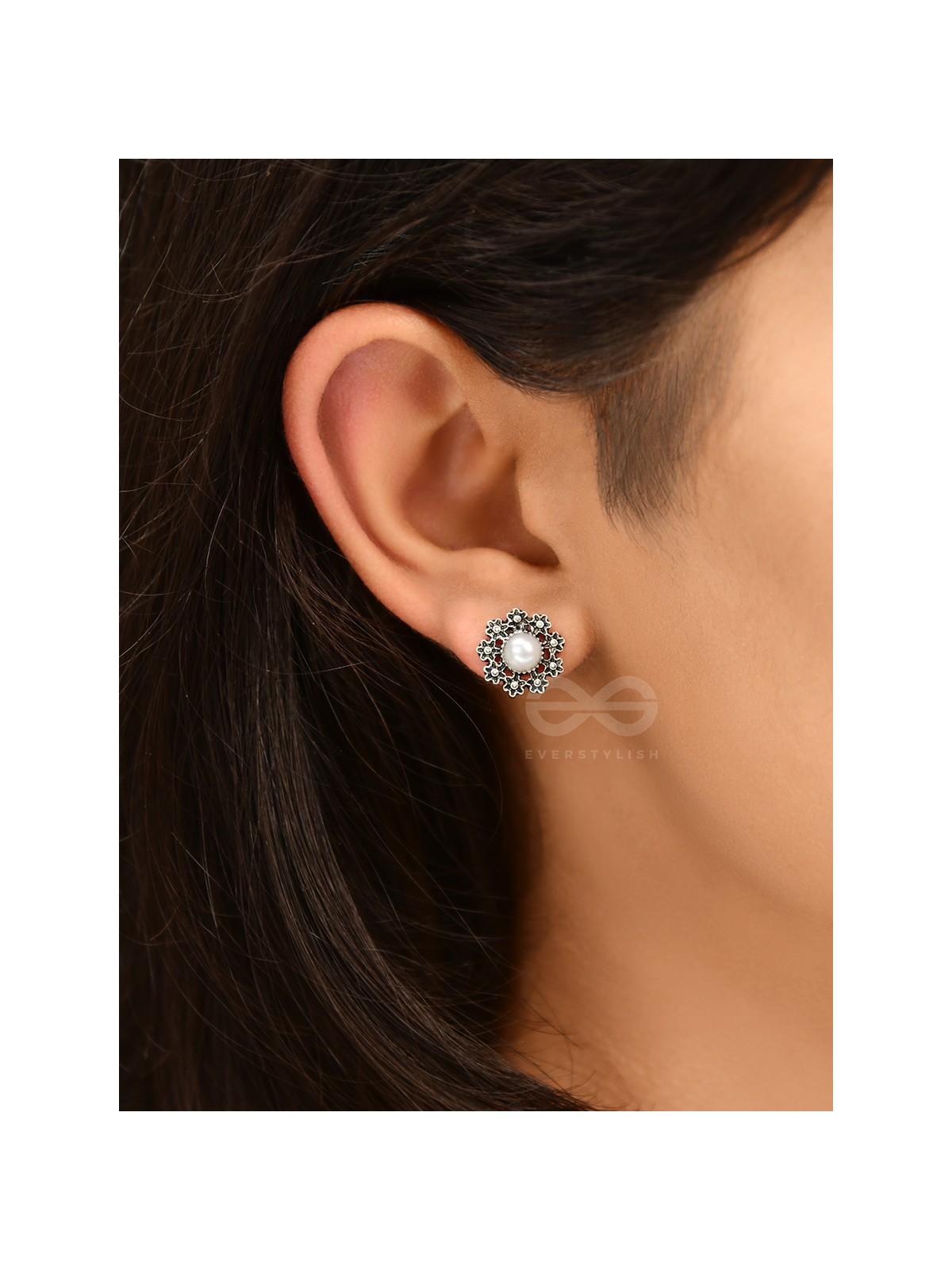 Pearl in a garden - Tiny Trinket Earrings