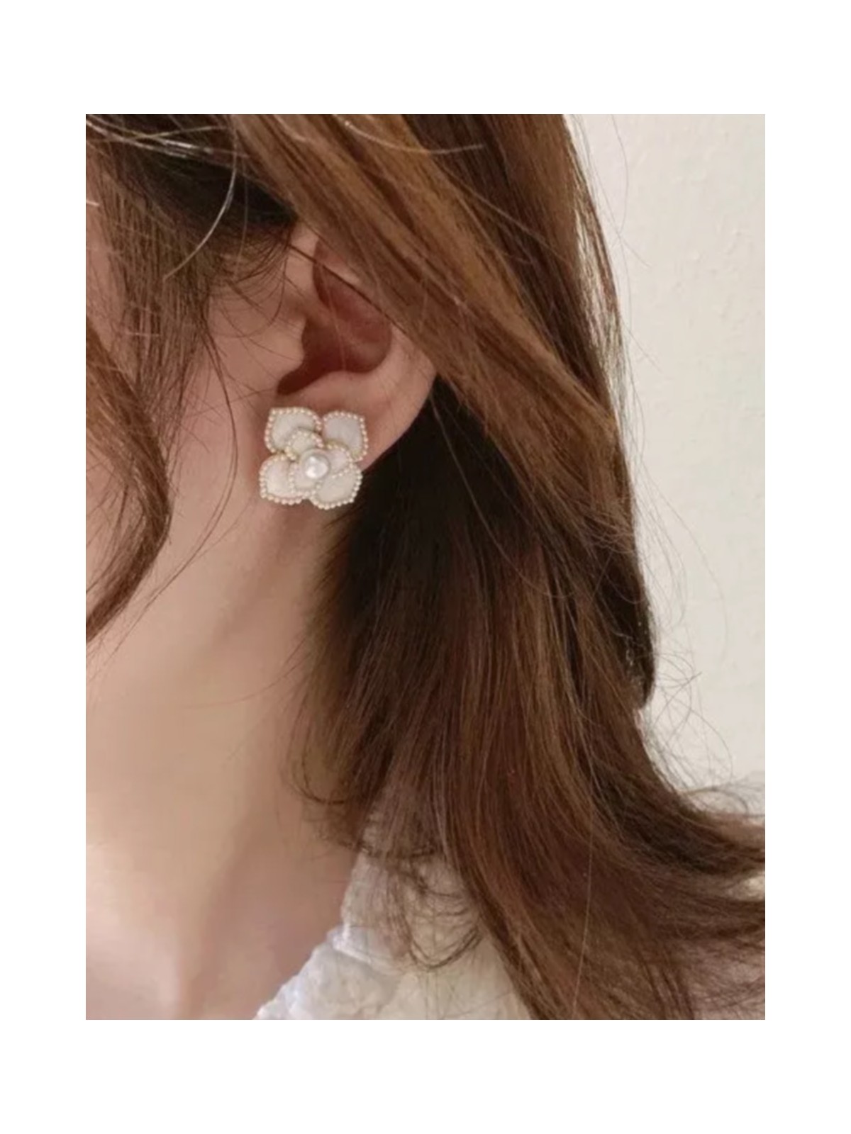 RADIANT DEWFLOWER - GOLDEN ENAMELLED STUDS (WHITE)