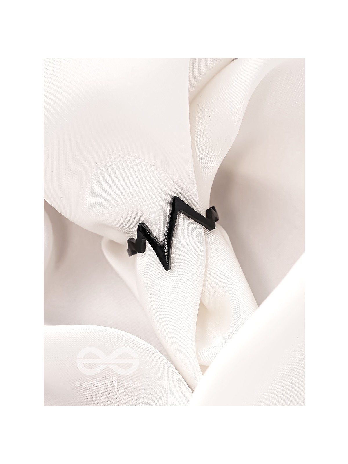  THE TWISTED VINE- ELEGANT BLACK RING
