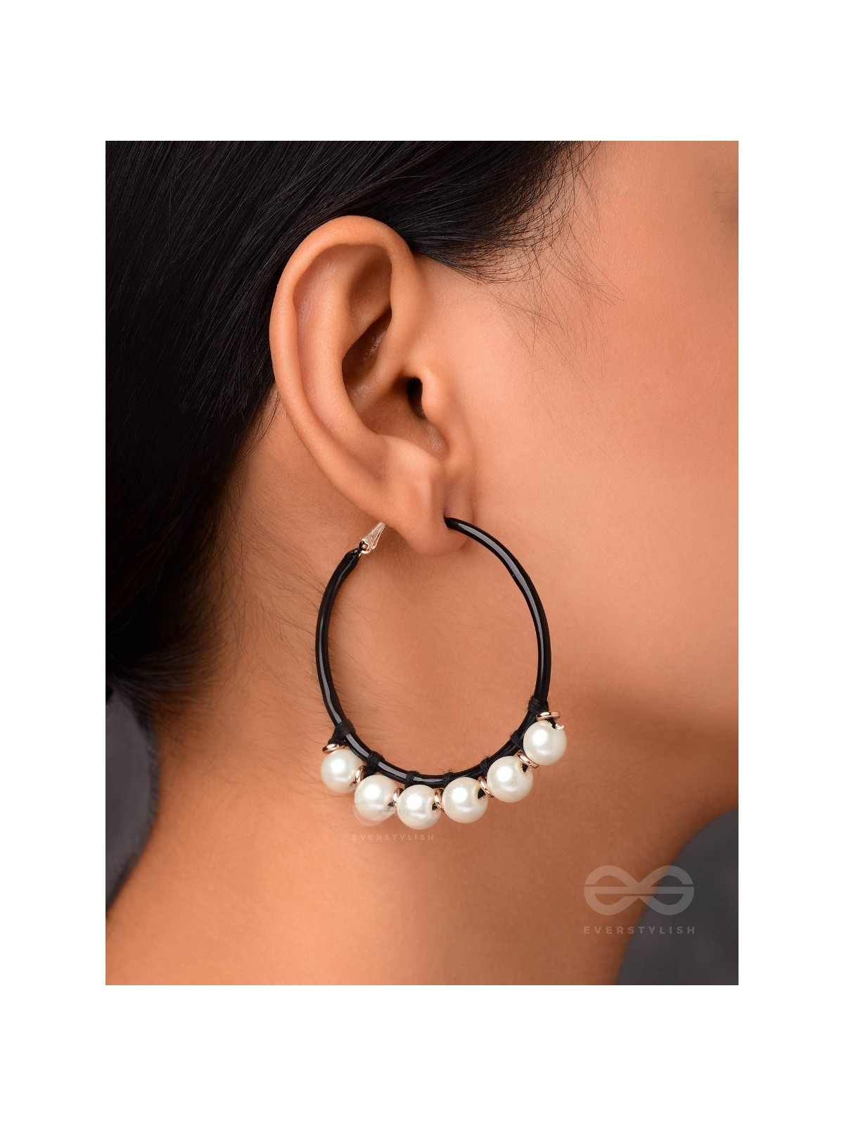 SLEEK AND CHIC CIRCLES - PEARL HOOP EARRINGS 