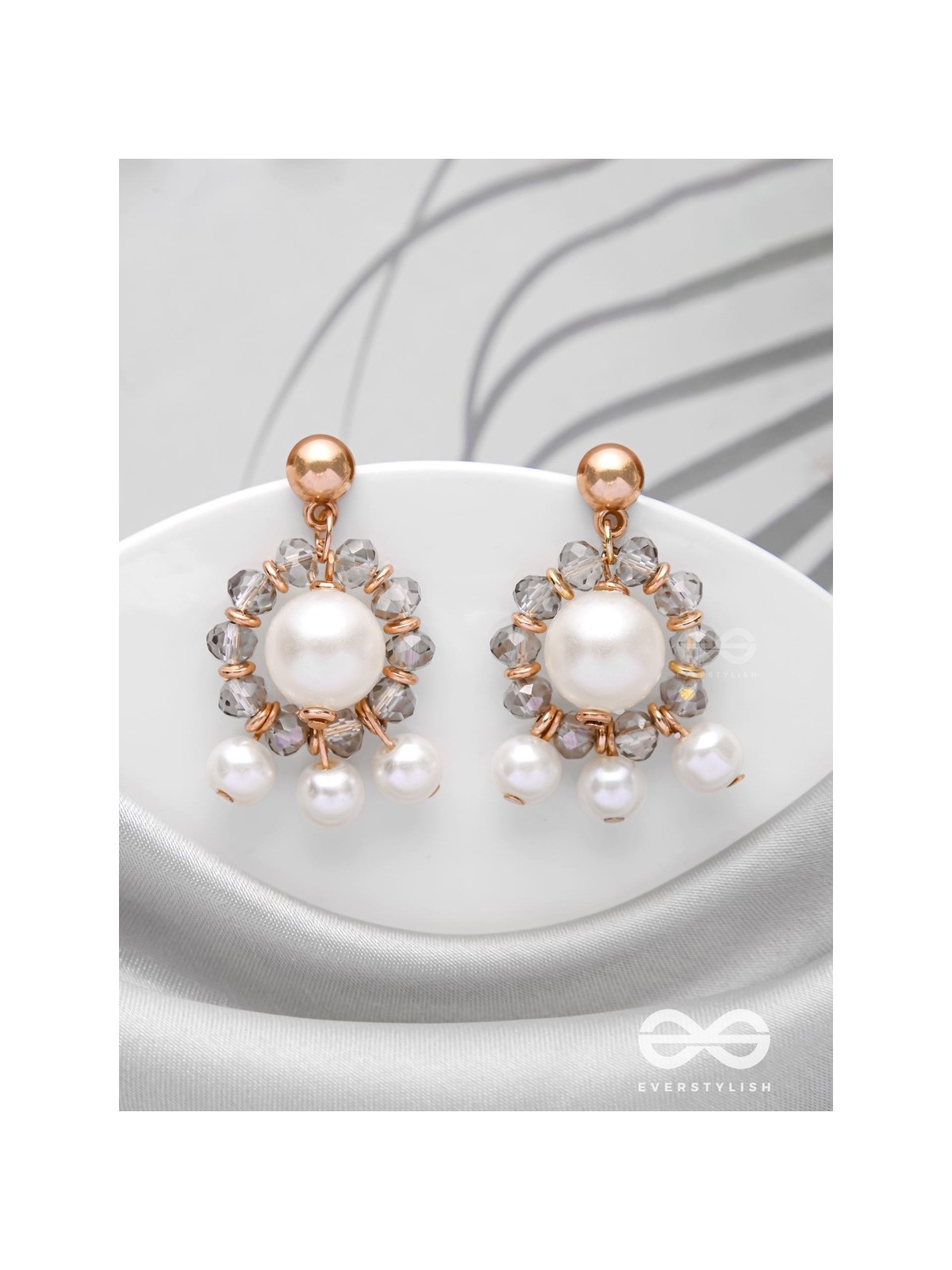 THE RADIATING CLOUDS - CLASSIC PEARL EARRINGS