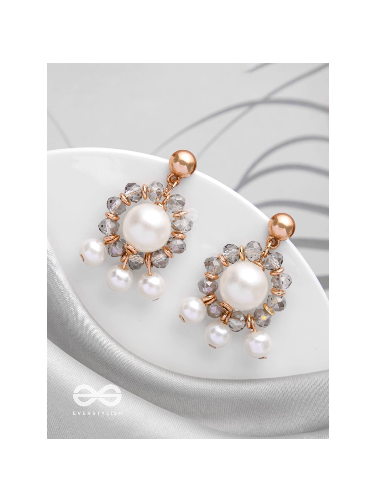 THE RADIATING CLOUDS - CLASSIC PEARL EARRINGS
