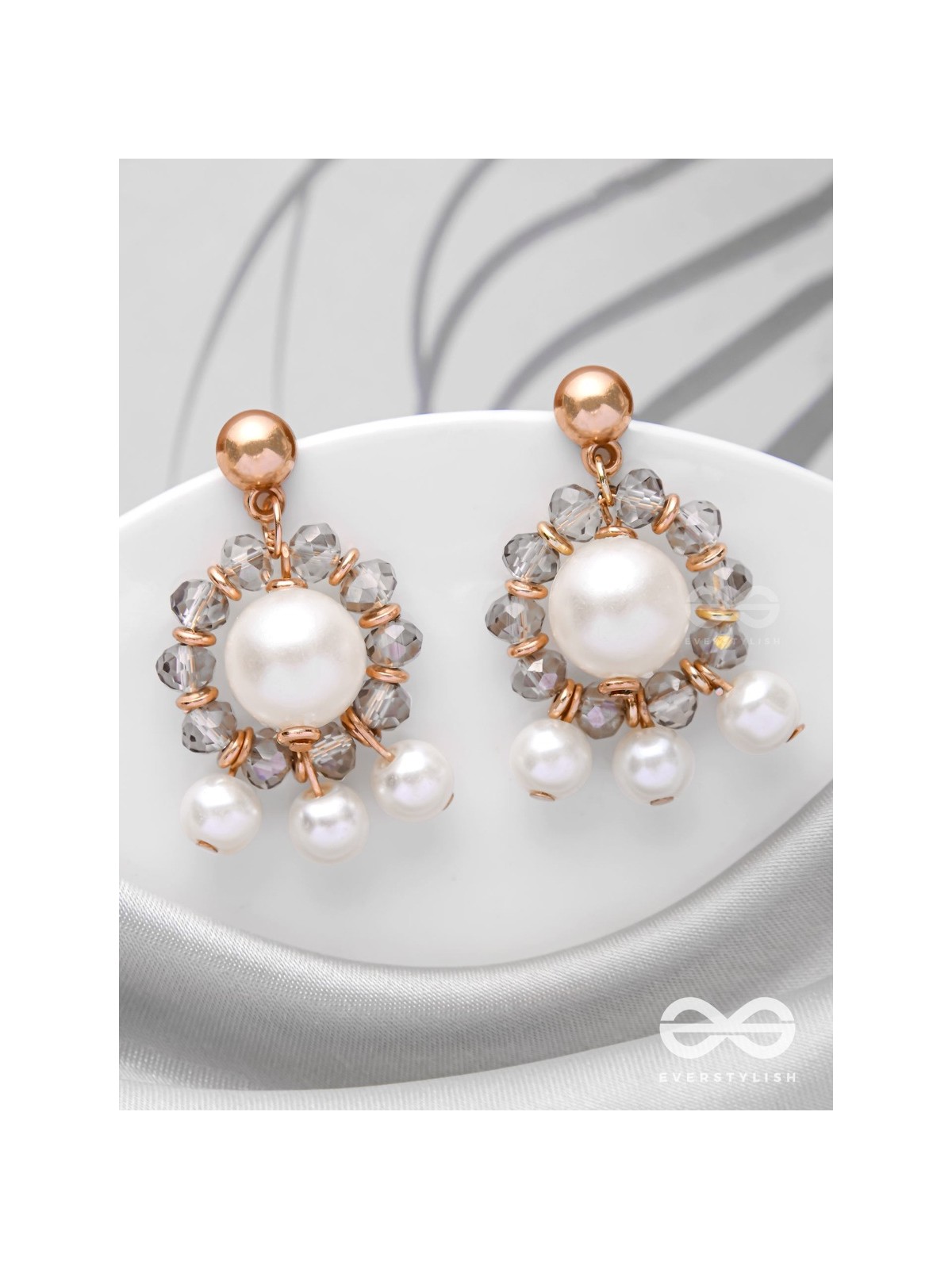 THE RADIATING CLOUDS - CLASSIC PEARL EARRINGS