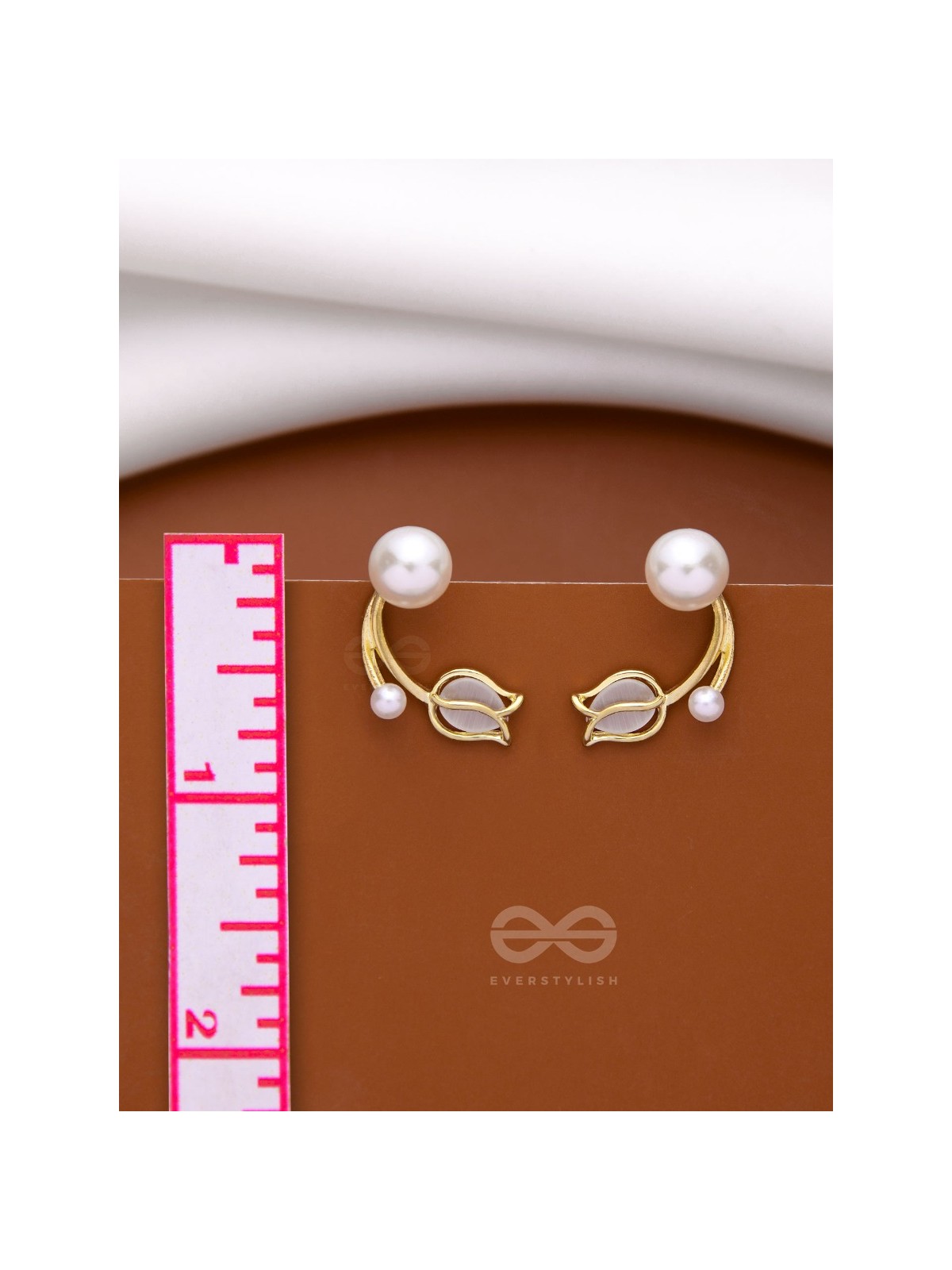 WHITE LIKE TULIPS - GOLDEN PEARL STUDS