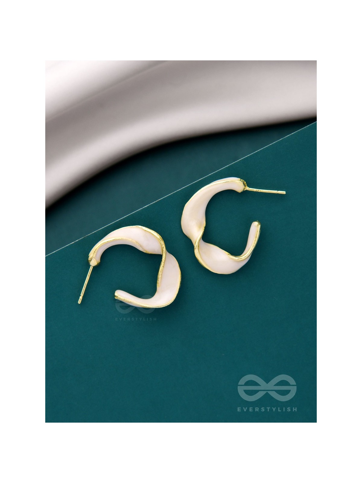 EBB AND FLOW - ENAMELLED TWISTED STUDS (WHITE)