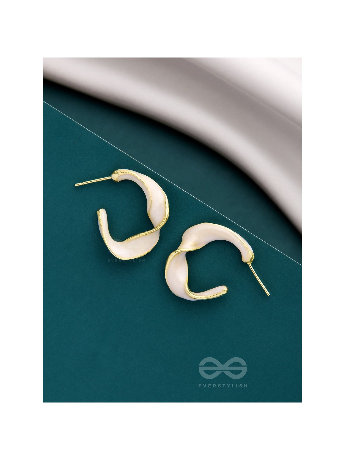 EBB AND FLOW - ENAMELLED TWISTED STUDS (WHITE)