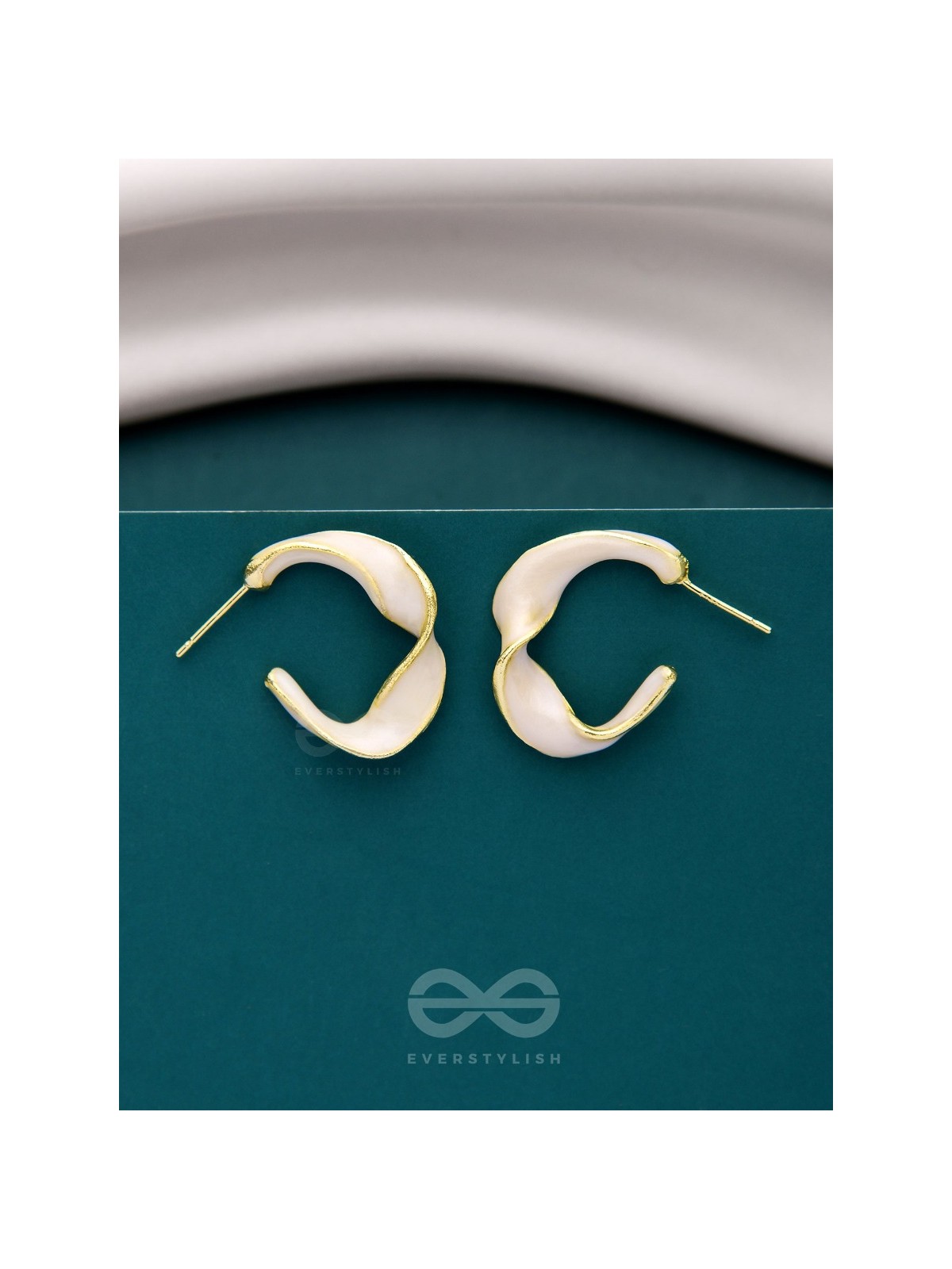 EBB AND FLOW - ENAMELLED TWISTED STUDS (WHITE)