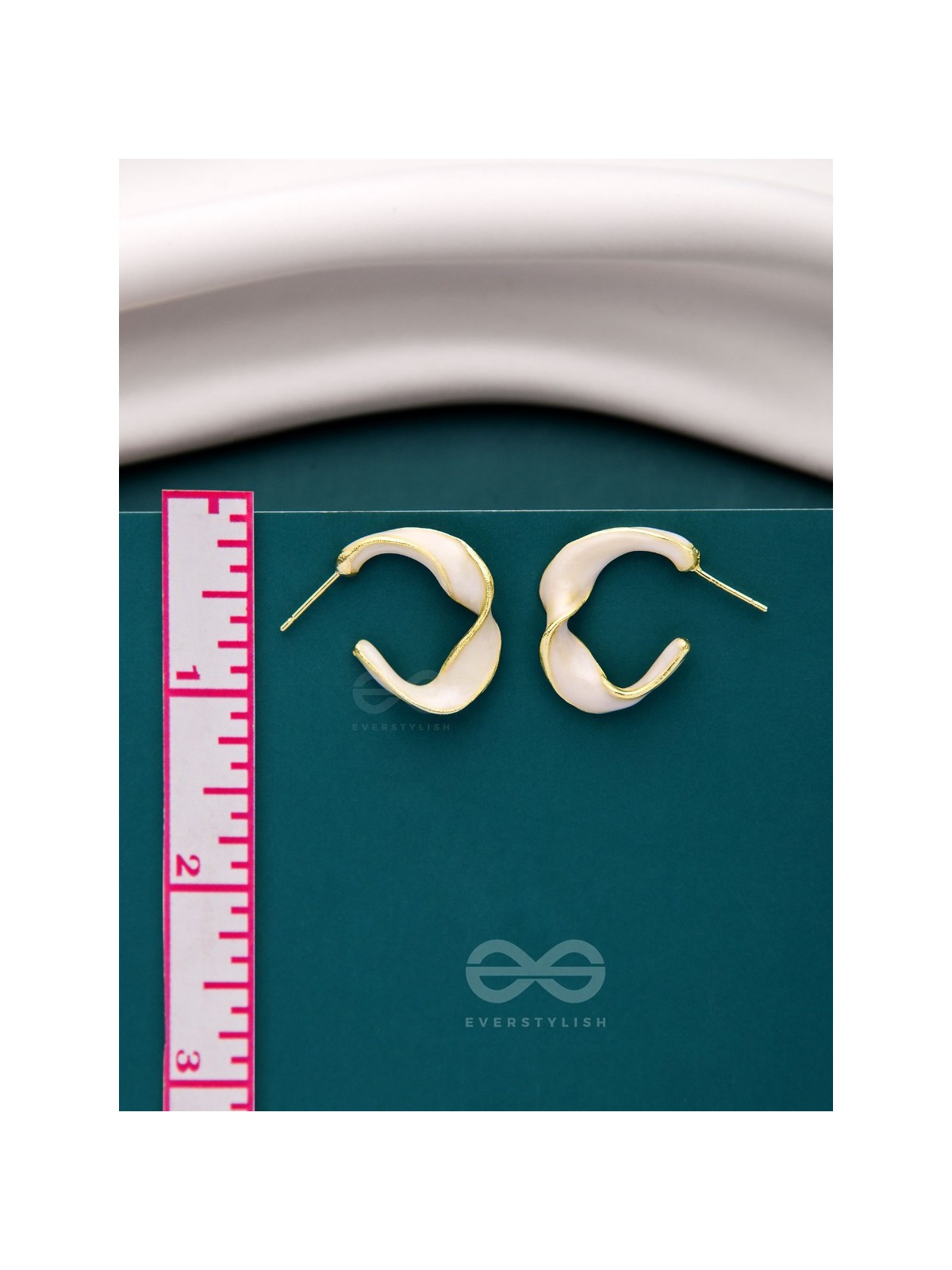 EBB AND FLOW - ENAMELLED TWISTED STUDS (WHITE)