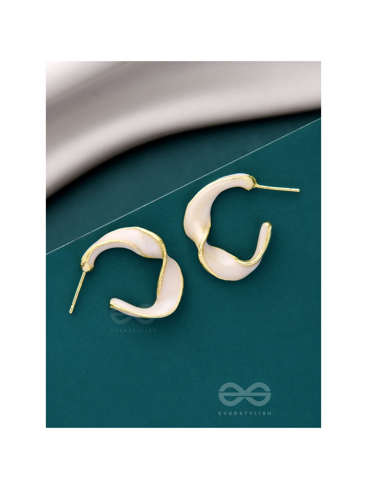 EBB AND FLOW - ENAMELLED TWISTED STUDS (WHITE)