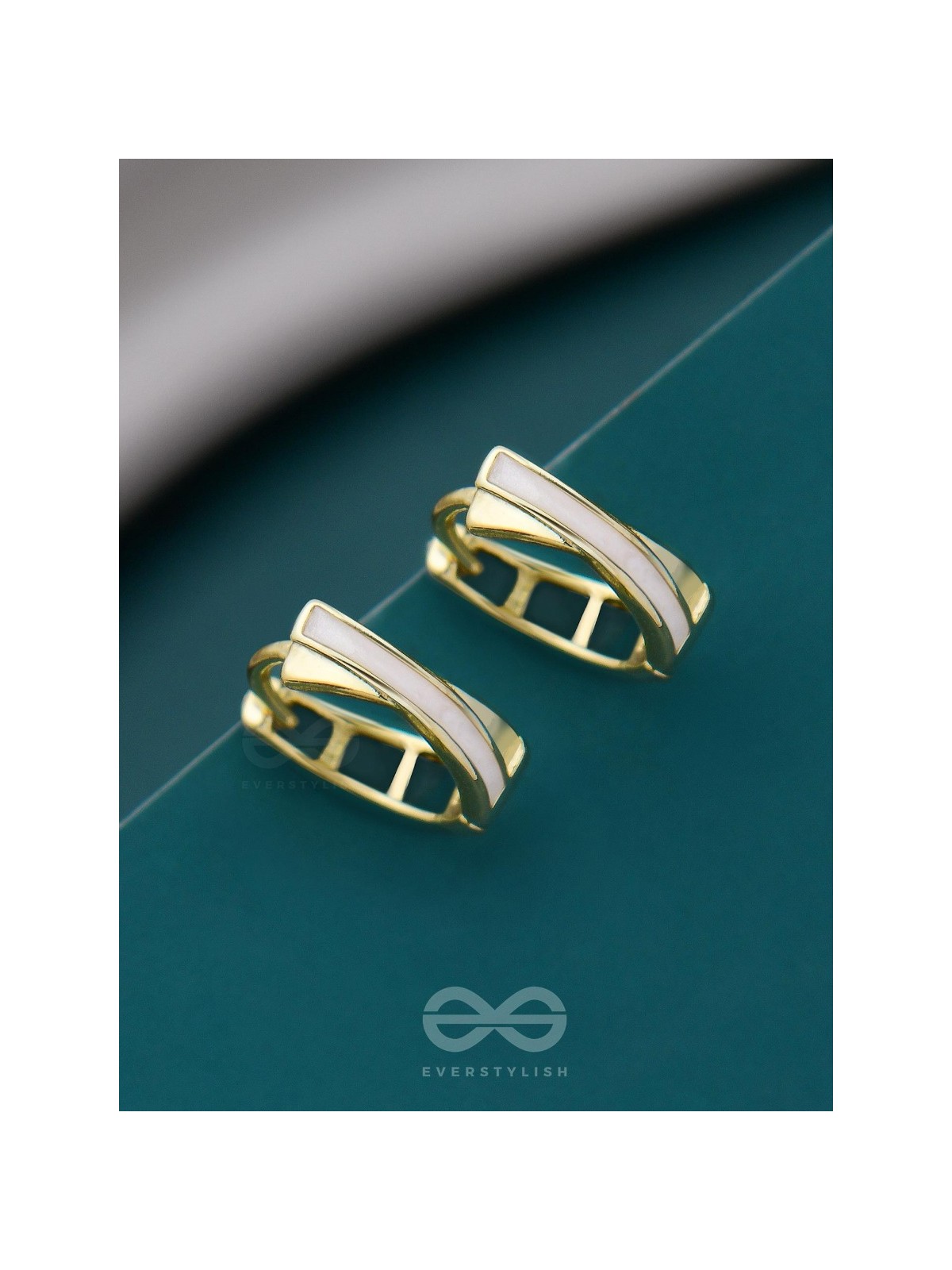 MINI ME - GOLDEN ENAMELLED EARRINGS (WHITE)