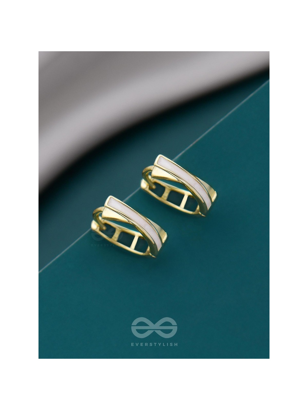 MINI ME - GOLDEN ENAMELLED EARRINGS (WHITE)