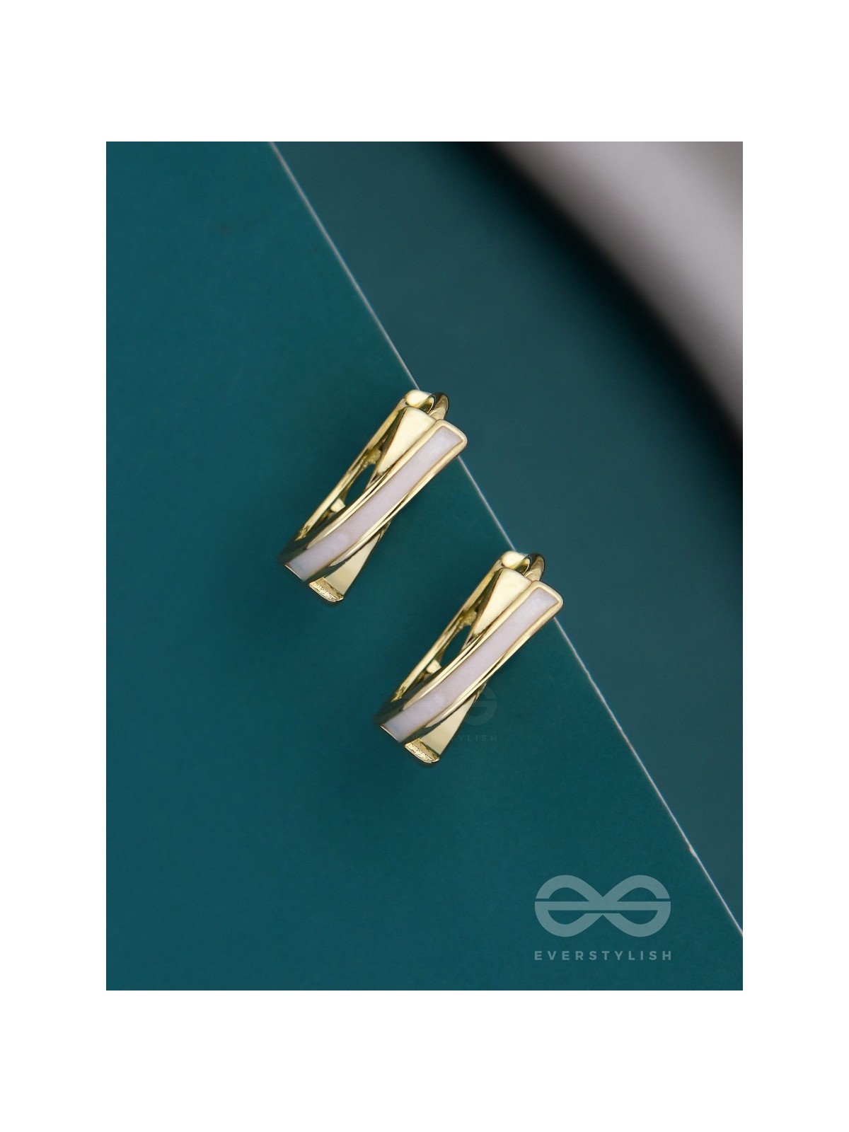 MINI ME - GOLDEN ENAMELLED EARRINGS (WHITE)