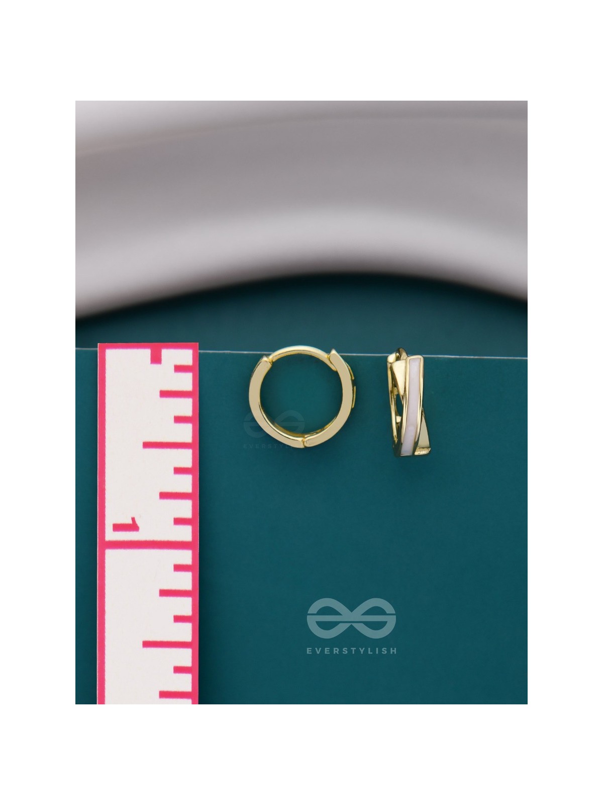 MINI ME - GOLDEN ENAMELLED EARRINGS (WHITE)