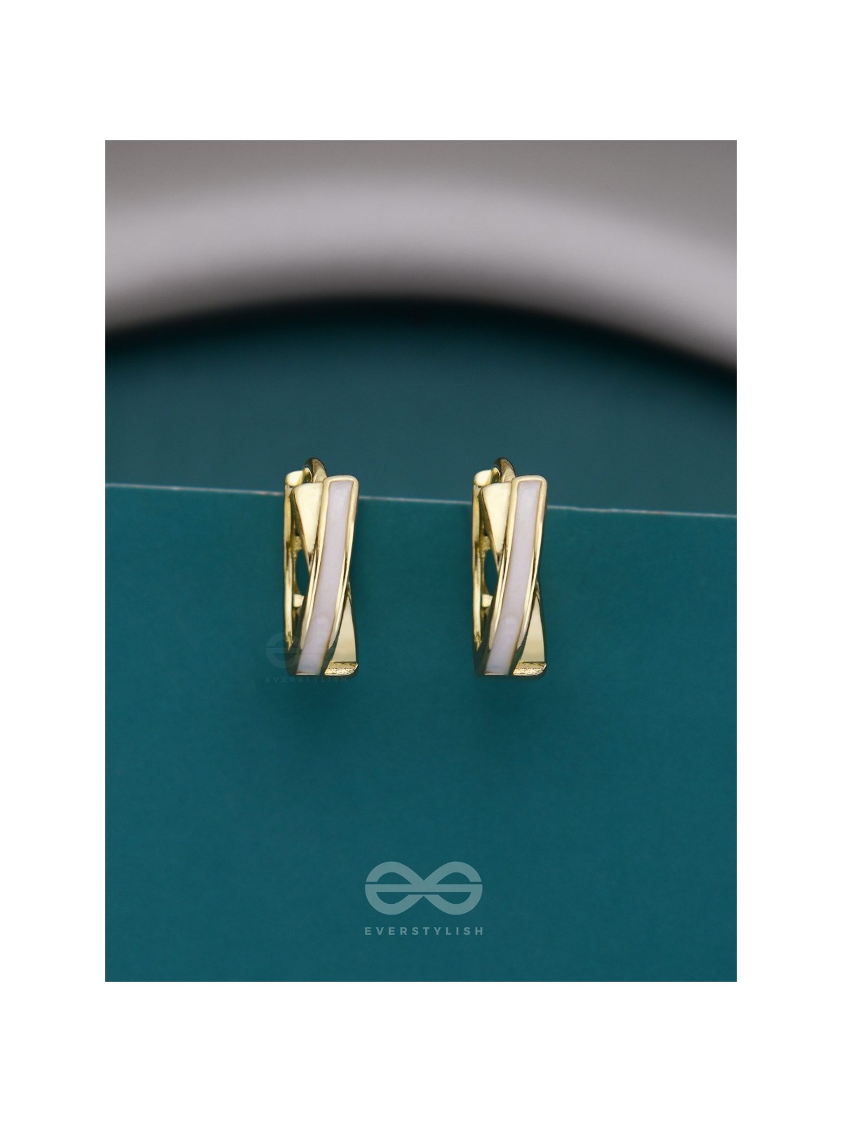 MINI ME - GOLDEN ENAMELLED EARRINGS (WHITE)