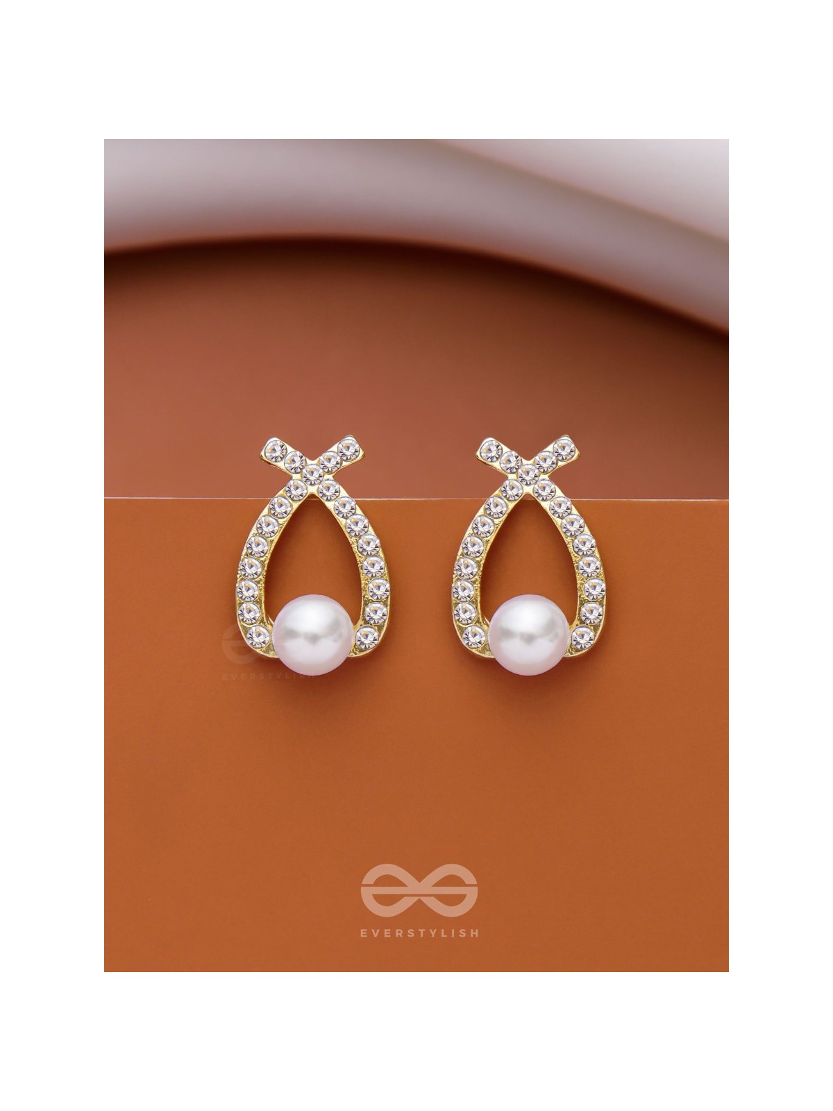 PEARLING WONDER - GOLDEN PEARL STUDS