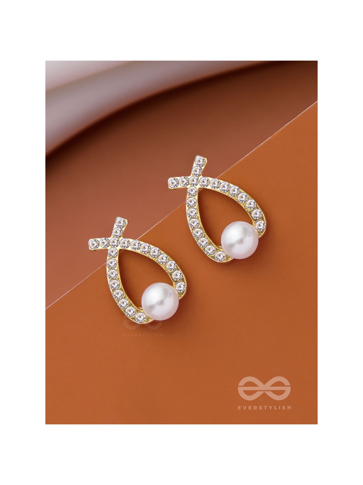 PEARLING WONDER - GOLDEN PEARL STUDS