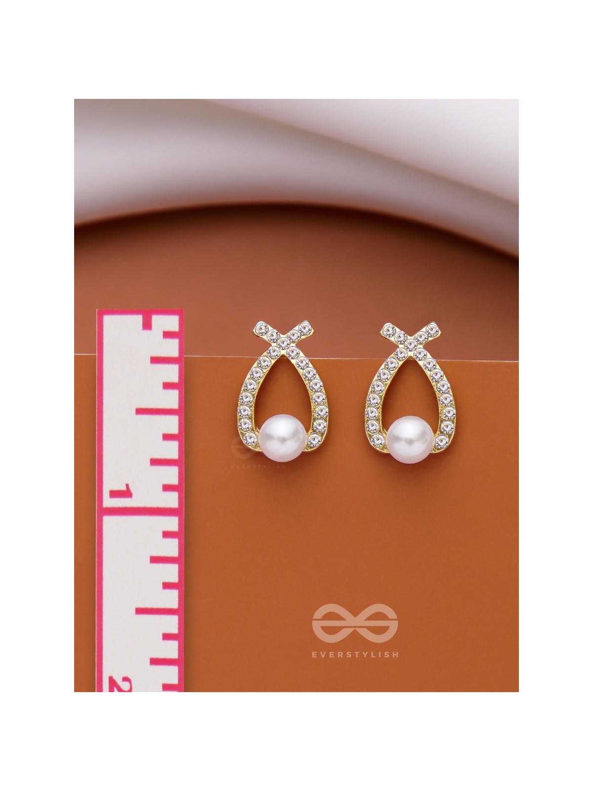 PEARLING WONDER - GOLDEN PEARL STUDS