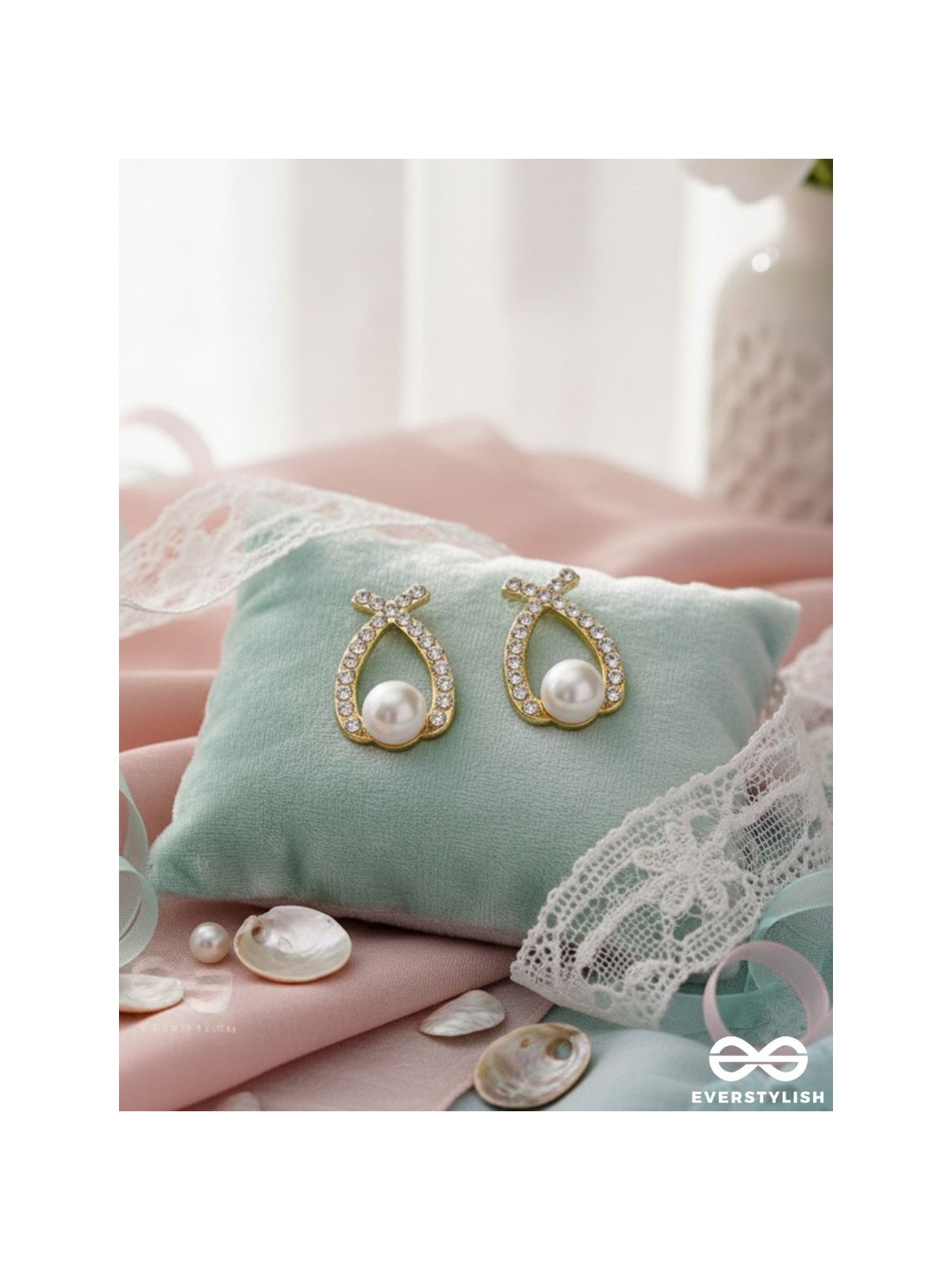 PEARLING WONDER - GOLDEN PEARL STUDS