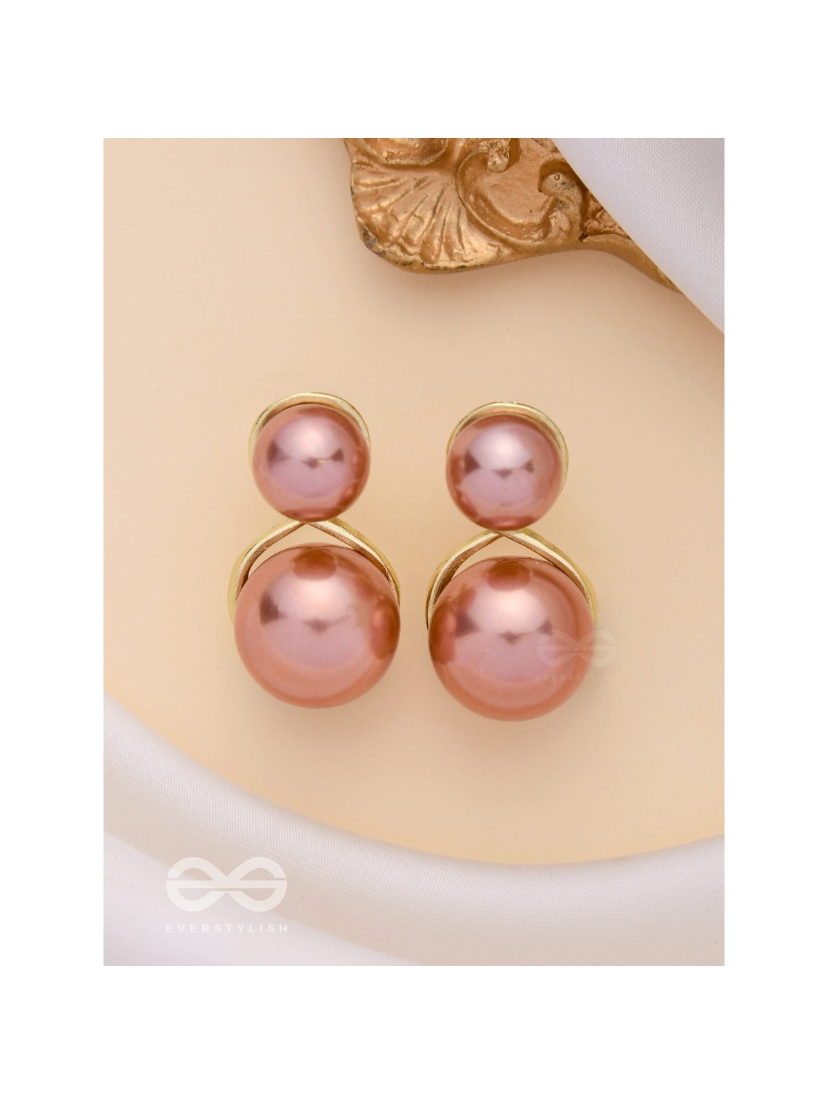 LOOP-DE-LOOP - GOLDEN PEARL STUDS 