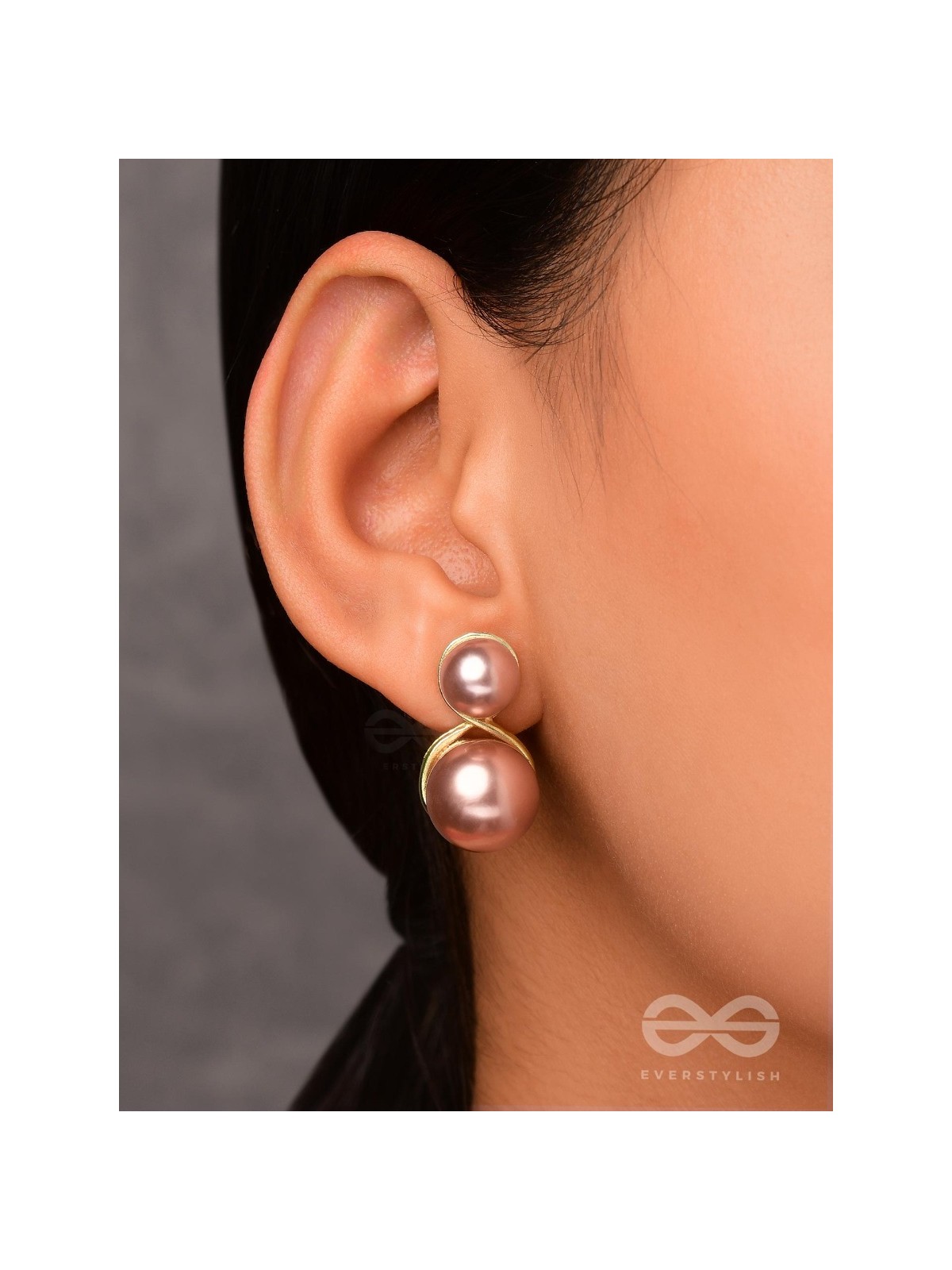 LOOP-DE-LOOP - GOLDEN PEARL STUDS 