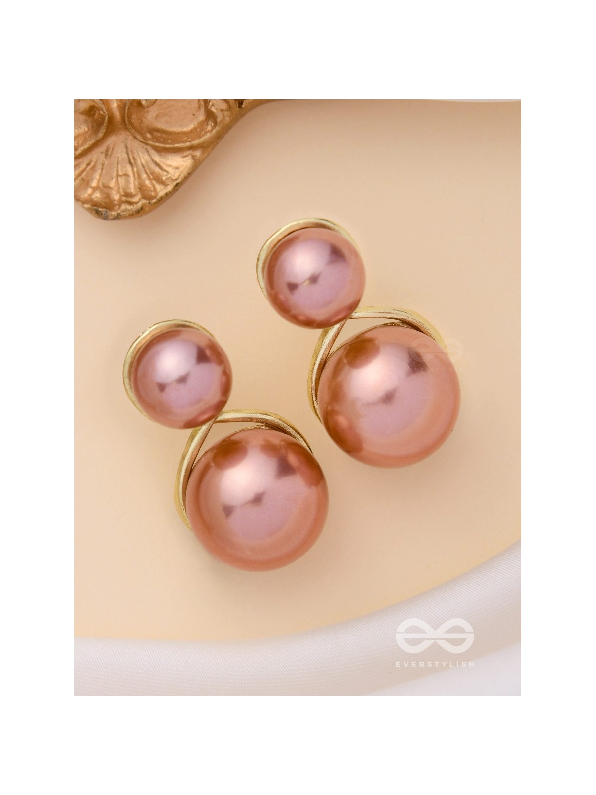 LOOP-DE-LOOP - GOLDEN PEARL STUDS 