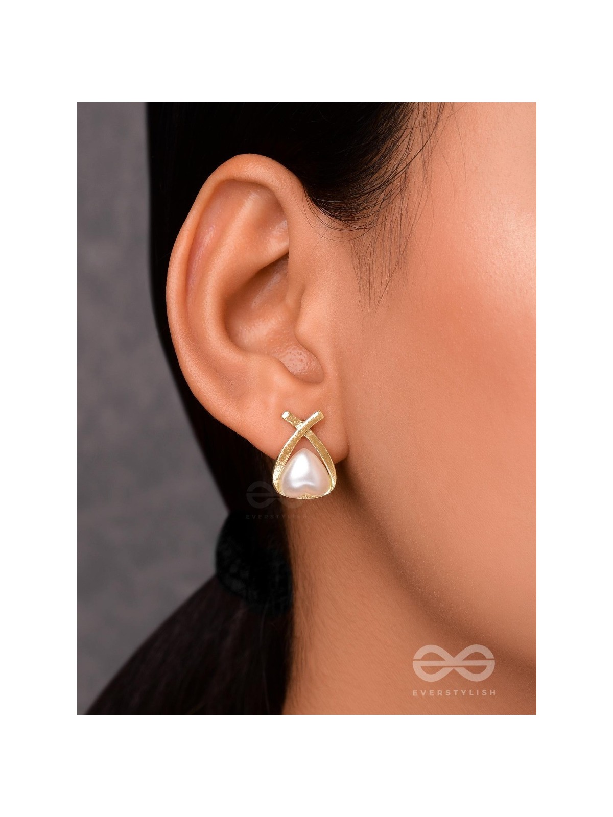 ENTANGLED IN LOVE - CASUAL GOLDEN STUDS