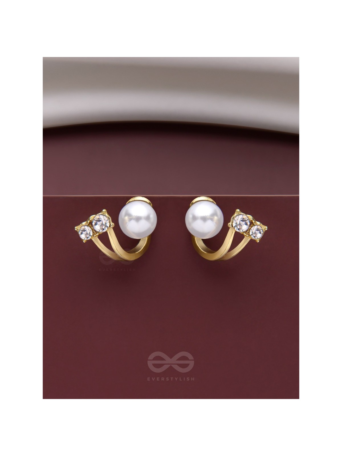 A BLINGING PEARL - GOLDEN STUDS