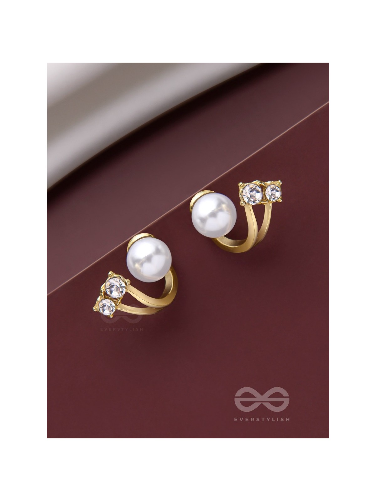 A BLINGING PEARL - GOLDEN STUDS