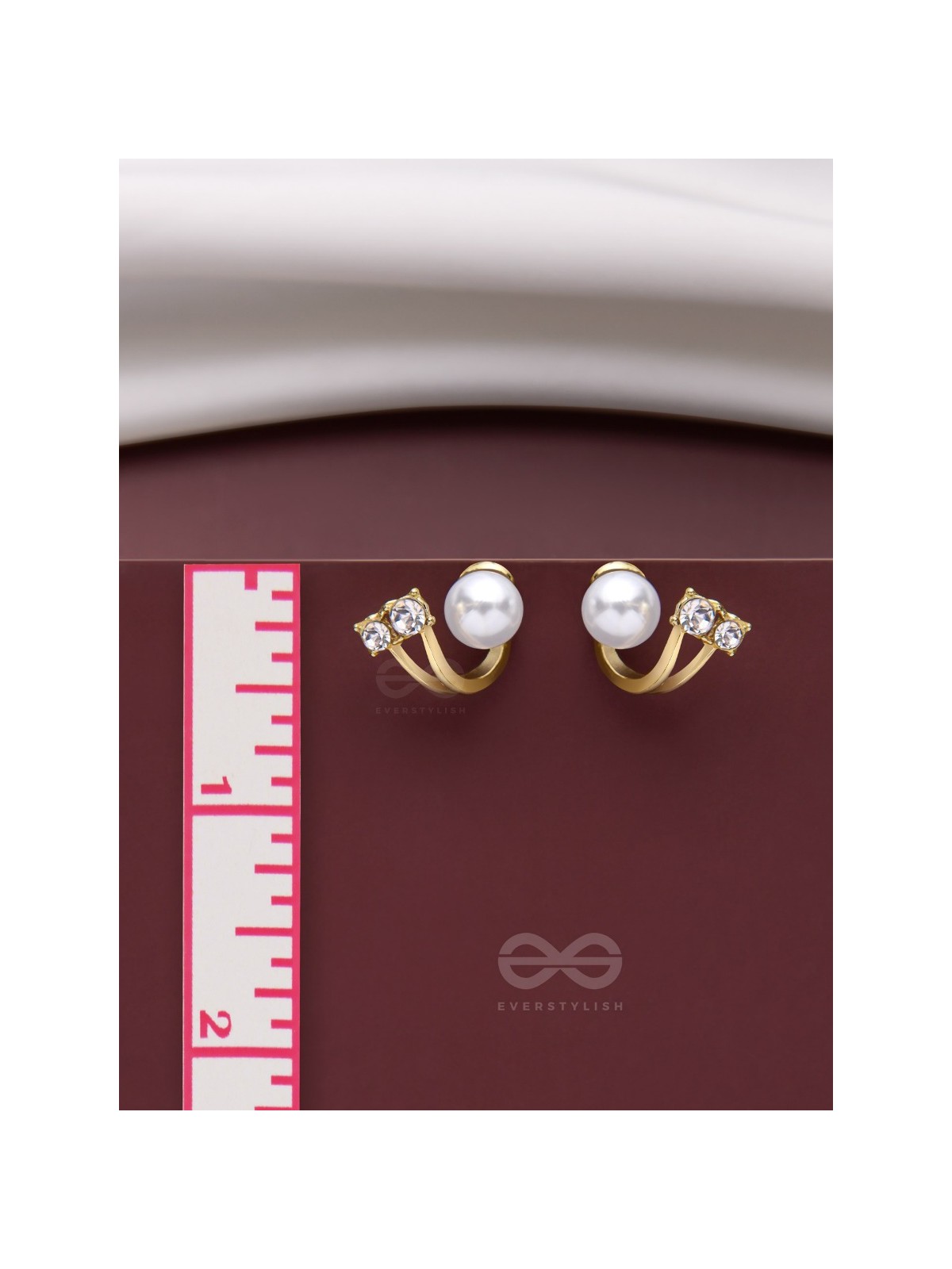 A BLINGING PEARL - GOLDEN STUDS