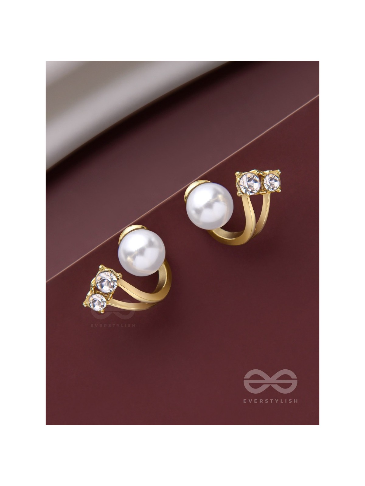 A BLINGING PEARL - GOLDEN STUDS