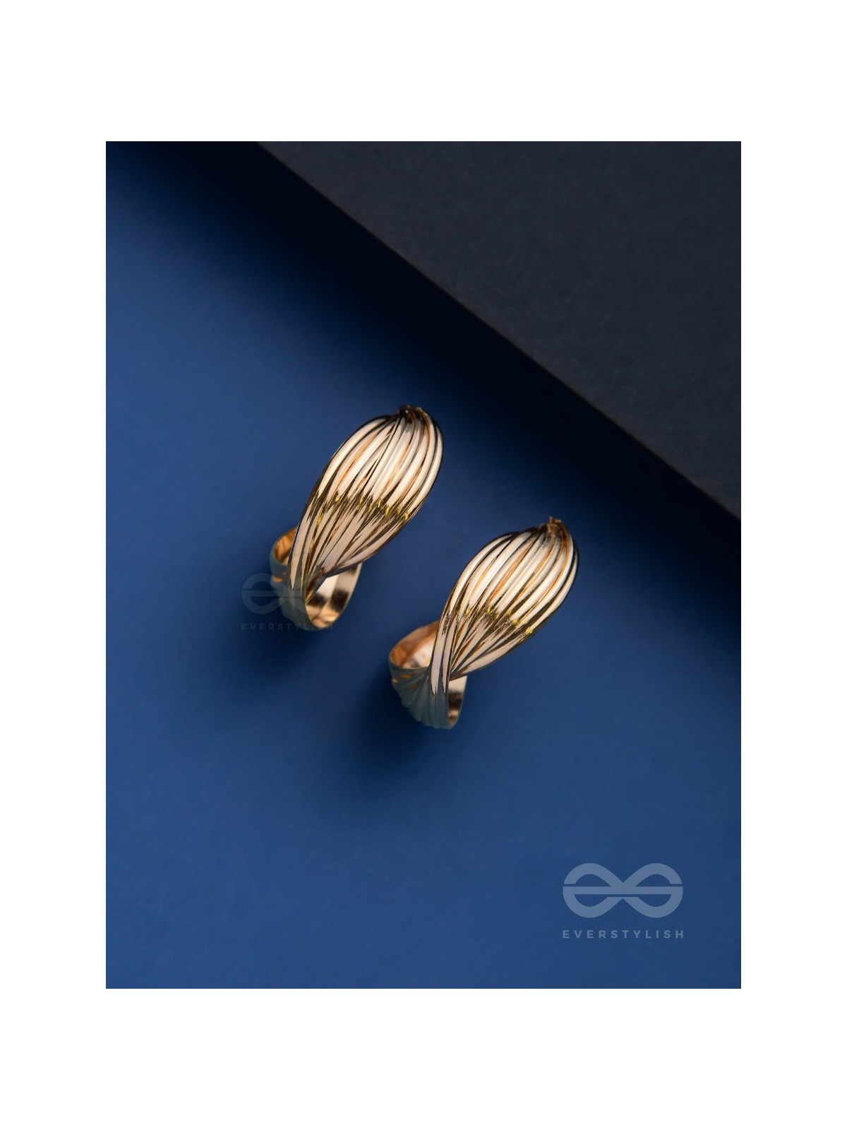 LEVELING IT UP - STATEMENT GOLDEN HOOPS